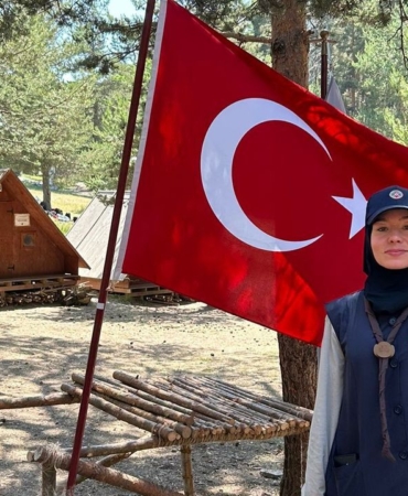 Kubra-Batumluoglu-Fuji-Dagi-zirvesinde-Turk-bayragini-acti-featured