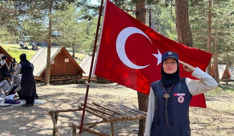 Kubra-Batumluoglu-Fuji-Dagi-zirvesinde-Turk-bayragini-acti-featured