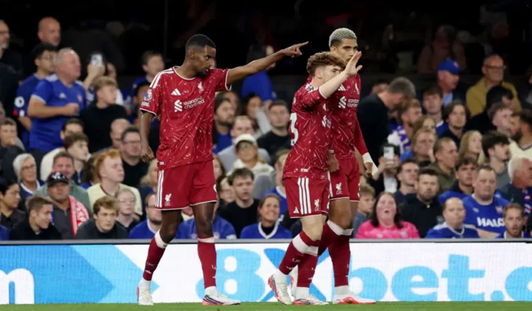 Liverpool-Ipswich8217i-2-0-yenerek-ligde-ilk-galibiyetini-aldi-featured
