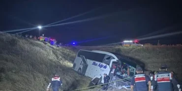 Merzifonda-yolcu-otobusu-tarlaya-devrildi-24-yarali-featured