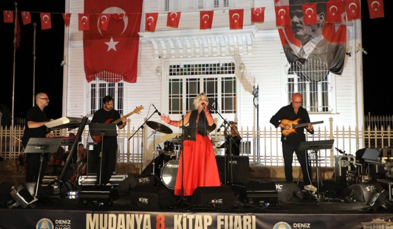 Mudanyada-8.-Kitap-Fuari-finalinde-caz-konseriyle-sona-erdi-featured