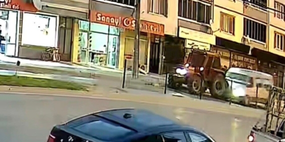 Mustafakemalpaşa’da panelvan traktöre çarptı: 10 yaralı