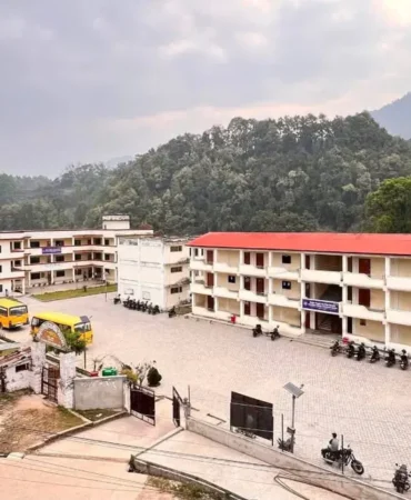 Nepal8217de-mudur-900-ogrenciyi-selden-kurtardi-featured