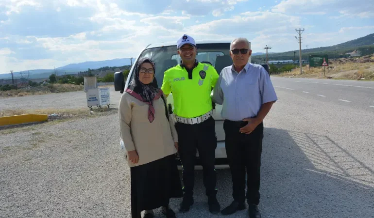 Polis-yolda-esini-birakan-surucuye-bulasik-yikama-cezasi-verdi-featured