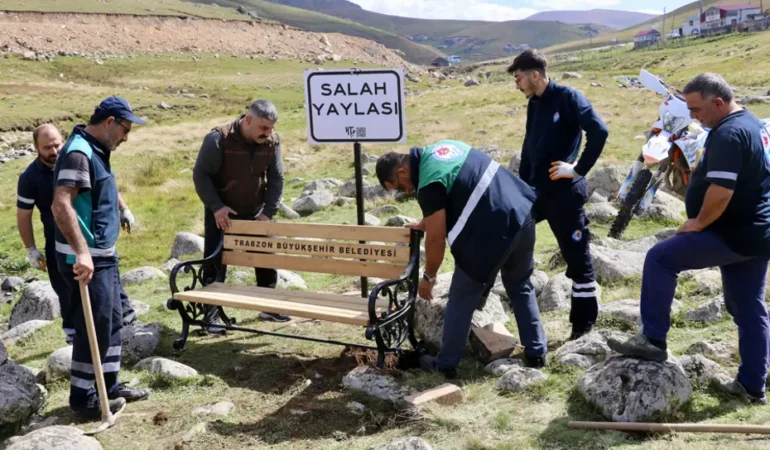 Salahin-oturdugu-tasin-yanina-Trabzon-Belediyesi-bank-koydu-featured