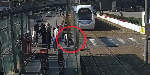 Samsun’da tramvay tehlikesi güvenlik görevlisiyle atlatıldı