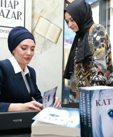Seda-Temel-ile-Beyaz-Atli-Katil-okurlarla-bulusturdu-featured