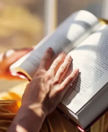 Singapur-15-dakika-kitap-okuyana-para-odulu-verecek-featured