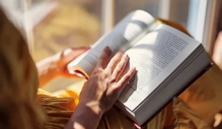 Singapur-15-dakika-kitap-okuyana-para-odulu-verecek-featured
