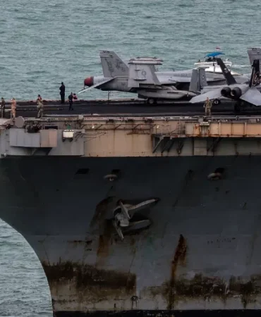 USS-Abraham-Lincoln-Tayland8217da-pasli-haliyle-dikkat-cekti-featured