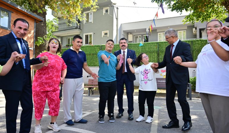 Yilmaz-Samanli-Ozel-Egitim-Uygulama-Okulu8217nda-surpriz-ziyaret-featured