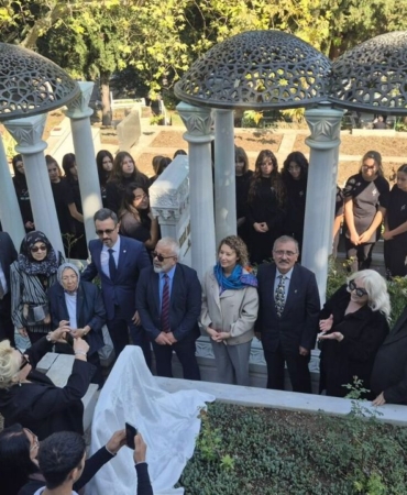 Zeki-Muren-Bursadaki-mezari-basinda-30.-yilinda-anildi-featured