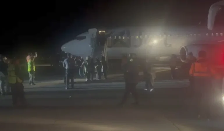 AJet uçağında bomba notu paniği: 143 kişi tahliye edildi
