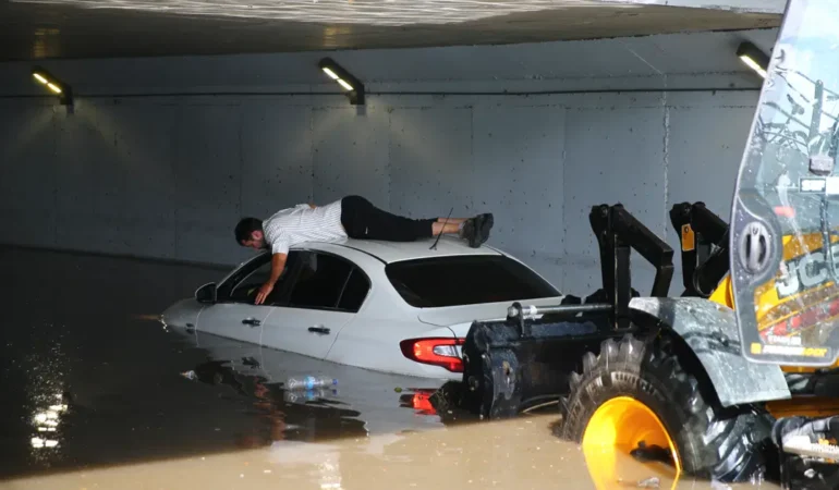 Adana’da sağanak yolları göle çevirdi, araç suya gömüldü