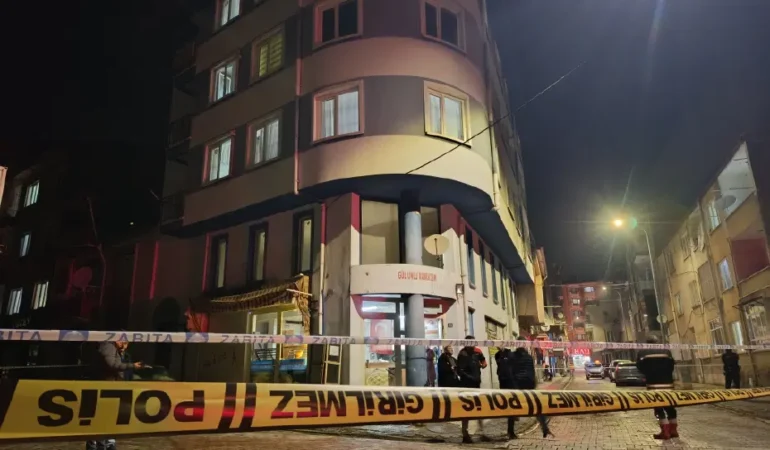 Afyonkarahisar’da çatlaklar nedeniyle bina tahliye edildi