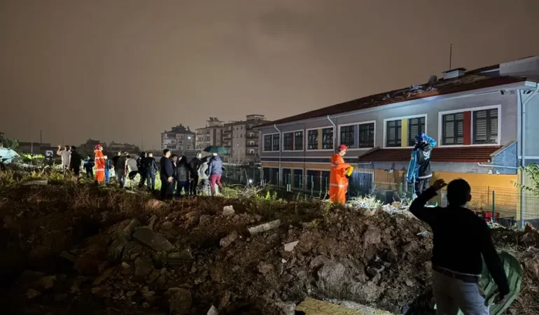 Antalya Kepez’de hortum konteynerleri parçaladı: 4 ölü