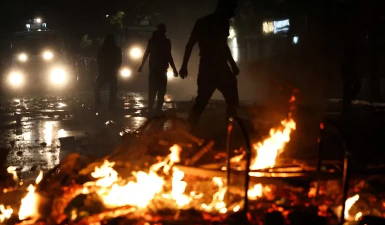 Arnavutluk’ta protestolar büyüdü: Karakol ateşe verildi