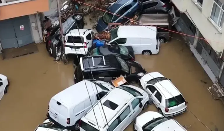 Ayazağa’da sel sonrası hasarın boyutu gün ışığında görüldü