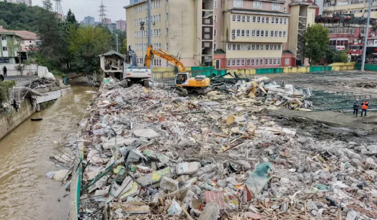 Ayazağa’da sel sonrası yıkım ve enkaz çalışmaları sürüyor
