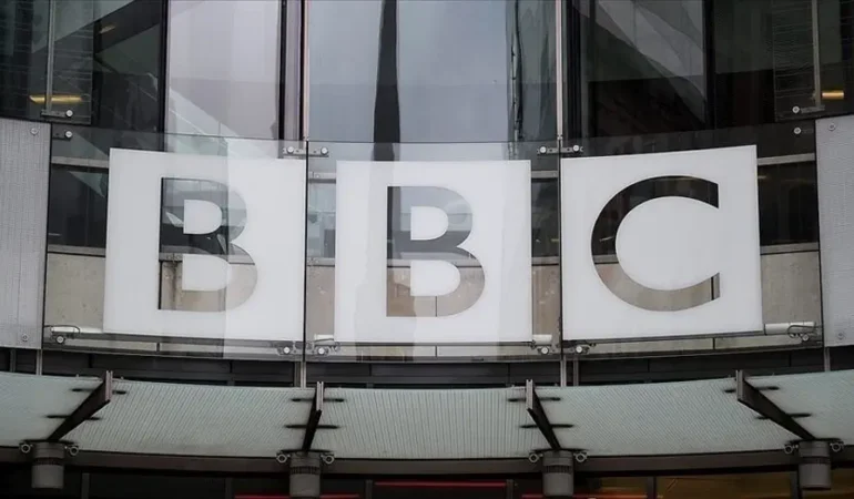 BBC, iki kanal ve bir radyoyu kapatma kararı aldı