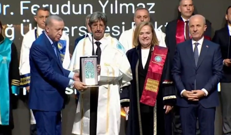BUÜ ekibi YÖK ödülünü Cumhurbaşkanı Erdoğan’dan aldı
