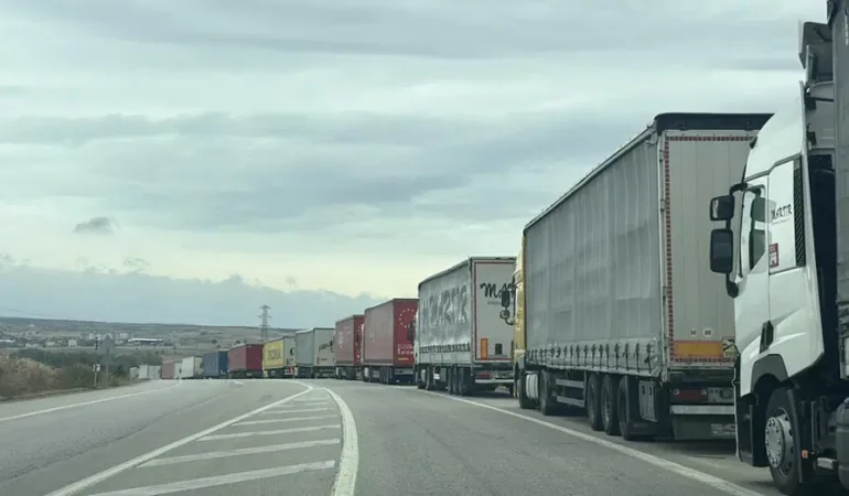Bakanlıklar, tır şoförlerinin Schengen sorununu izliyor