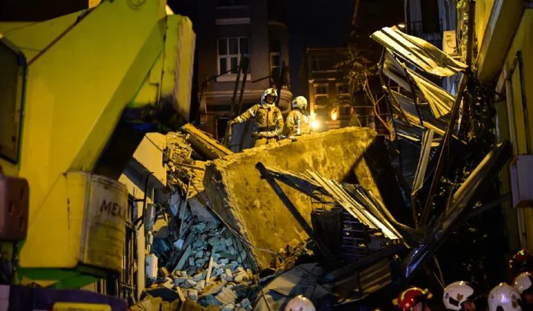 Beyoğlu’nda metruk bina çöktü, bitişiği tahliye edildi