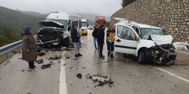 Bursa-Keles-yolunda-minibus-ve-otomobil-carpisti-featured