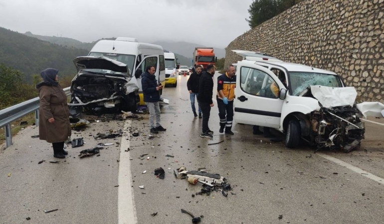 Bursa-Keles yolunda minibüs ve otomobil çarpıştı