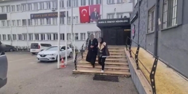 KAPISINI FİLM İLE AÇTIĞI EVDEN ZİYNET ÇALAN KADIN HIRSIZ YAKALANDI BURSA'DA 450 BİN LİRALIK ZİYNET EŞYASI ÇALAN KADIN ŞÜPHELİ YAKALANDI