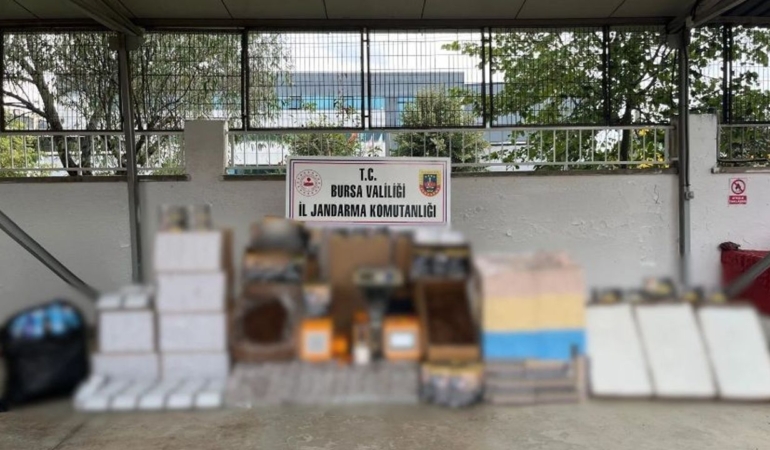 Bursa’da jandarmadan kaçak tütün baskını: 2 tutuklama