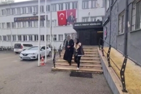 KAPISINI FİLM İLE AÇTIĞI EVDEN ZİYNET ÇALAN KADIN HIRSIZ YAKALANDI BURSA'DA 450 BİN LİRALIK ZİYNET EŞYASI ÇALAN KADIN ŞÜPHELİ YAKALANDI