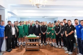 Bursaspor-Baskani-Enes-Celike-Ozlucede-surpriz-kutlama-featured