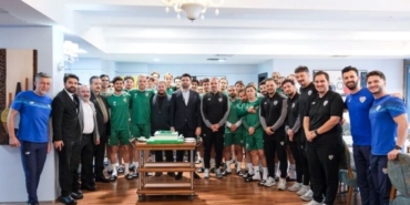 Bursaspor-Baskani-Enes-Celike-Ozlucede-surpriz-kutlama-featured