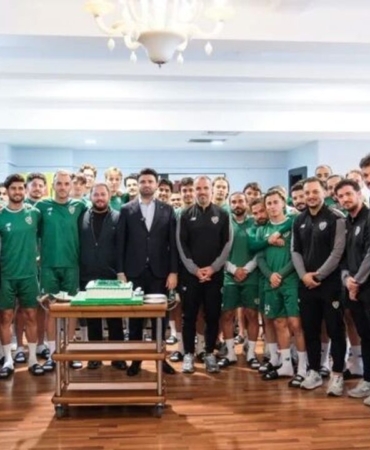 Bursaspor-Baskani-Enes-Celike-Ozlucede-surpriz-kutlama-featured