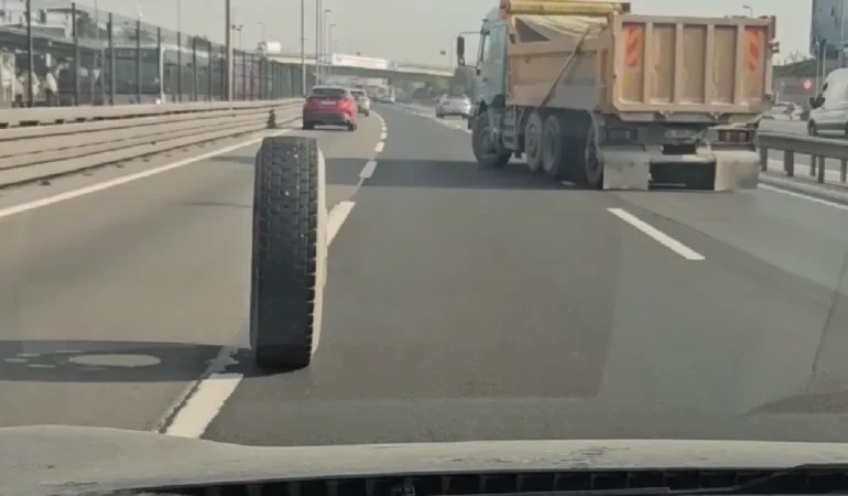 Cevizlibağ’da ilerleyen kamyonun iki lastiği çıktı