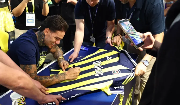 Ederson, Fenerium’da taraftarlar için forma imzaladı