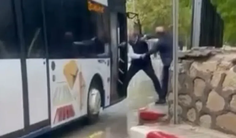 Elazığ’da yolcu, otobüs şoförüne şemsiye ile saldırdı