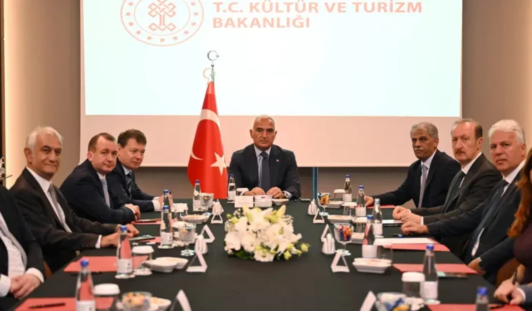 Ersoy, Antalya’da Rusya ile uçuş artışını görüştü