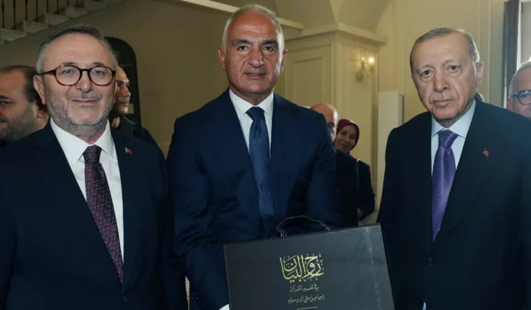 Ersoy, Bursevî’nin el yazması tefsirini Erdoğan’a sundu