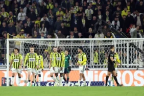 Fenerbahce-tribunlerinden-Goztepe-macinda-istifa-cagrisi-featured