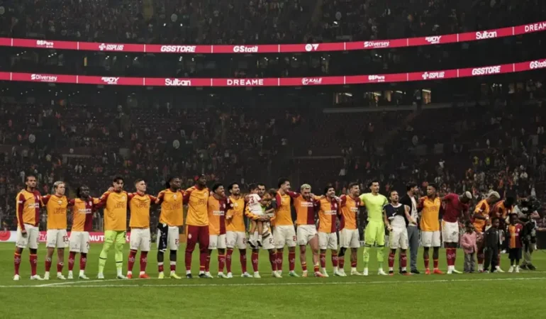 Galatasaray uzatmada bulduğu gollerle zaferi kutladı