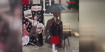 Hatayda-ogrenci-yagmurda-Ataturk-maketini-korudu-featured