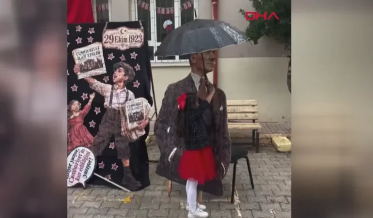 Hatay’da öğrenci, yağmurda Atatürk maketini korudu
