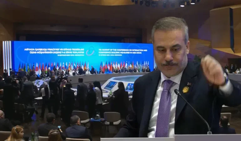 Herzog konuşurken CICA Zirvesi salonunda dikkat çeken ayrılık