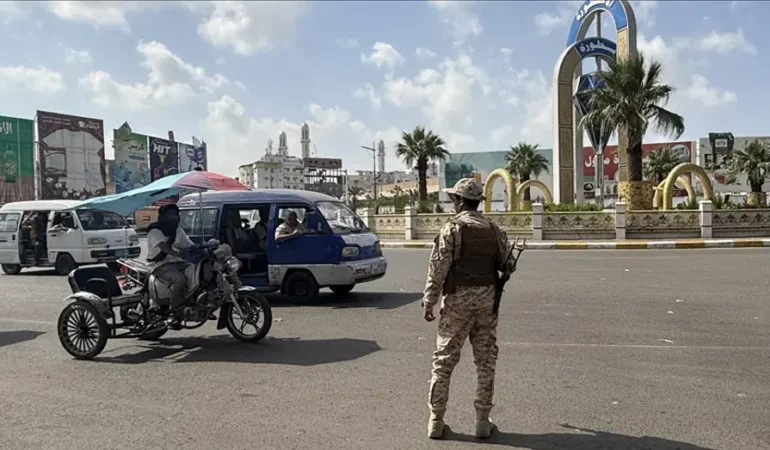Husiler Aden Havalimanı’na füze ve İHA saldırısı düzenledi