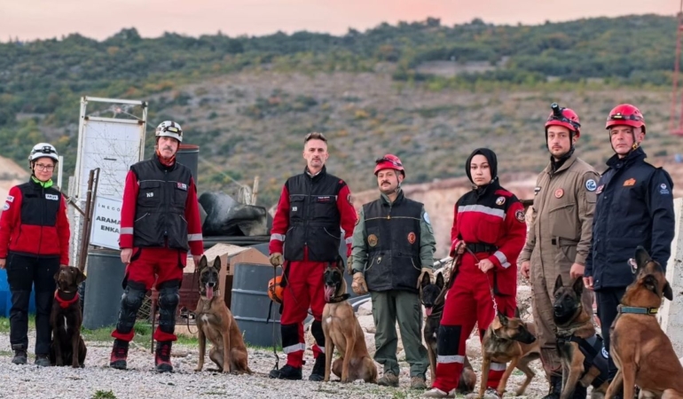 İnegöl’de K9 ekipleri farklı enkazlarda göreve hazırlanıyor