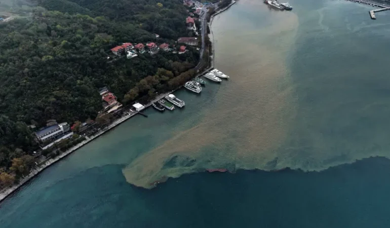 İstanbul Boğazı sağanak sonrası kahverengiye büründü