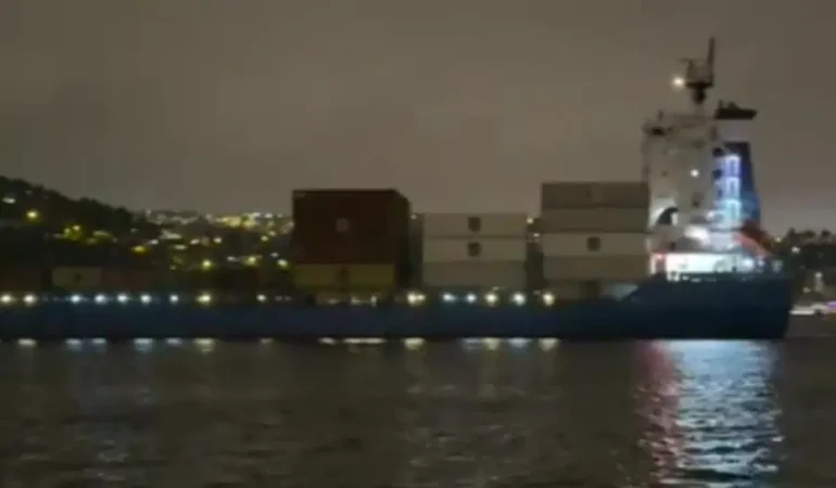 İstanbul Boğazı’nda arızalanan gemi ters yöne sürüklendi