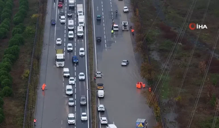 İstanbul’da sağanak, Mahmutbey-Habipler yolunu kilitledi